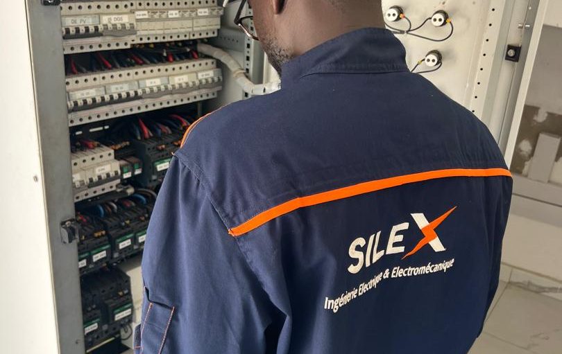 SILEX - Armoire TGBT intégrant le réseau SENELEC, un système solaire hybride et un groupe électrogène