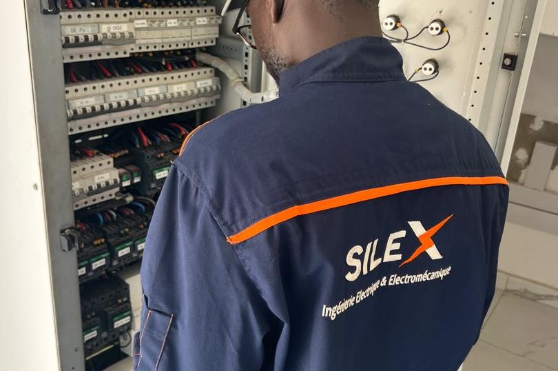 SILEX - Armoire TGBT intégrant le réseau SENELEC, un système solaire hybride et un groupe électrogène